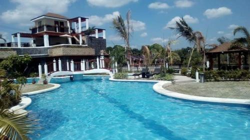 ein großes Schwimmbad vor einem Gebäude in der Unterkunft Anna's cozy house in Angeles