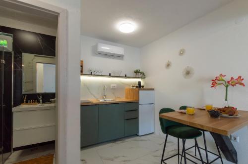 Dapur atau dapur kecil di Ocean front apartment with stunning view