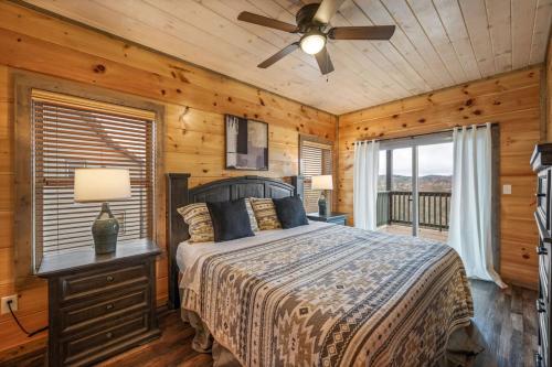 Postel nebo postele na pokoji v ubytování Blue Ridge Bliss Luxury Cabin with Indoor Pool