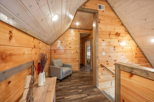 Posezení v ubytování Blue Ridge Bliss Luxury Cabin with Indoor Pool