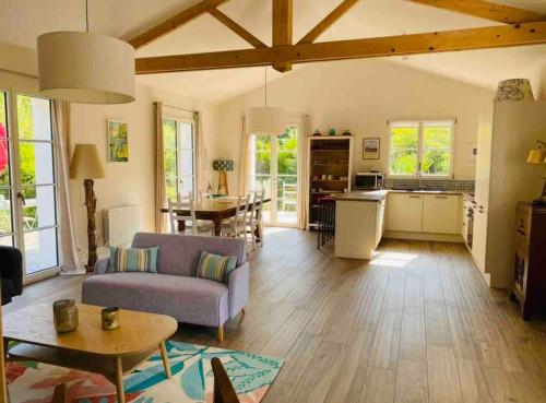 Au cœur de Trégastel, noyée dans la végétation