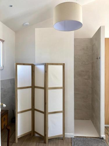 Cette chambre dispose d'un placard avec une porte en verre. dans l'établissement Au cœur de Trégastel, noyée dans la végétation, à Trégastel