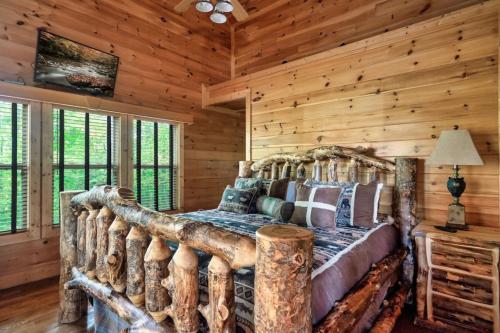 Postel nebo postele na pokoji v ubytování A Step Above, Gatlinburg Luxury Cabin