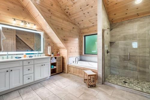 Koupelna v ubytování The Bear and Buck Luxury Cabin Indoor Pool Theater