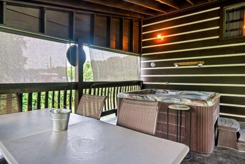 Gambar di galeri bagi Hideout Haven Hot Tub Private Pool di Kodak