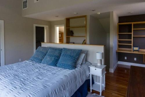 LouisvilleにあるAlmost Heaven Private Poolのベッドルーム(青い枕付きの大型ベッド1台付)