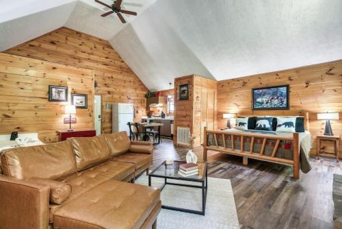 TV a/nebo společenská místnost v ubytování Boogie Bear- Honeymoon Cabin