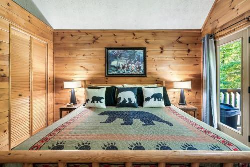 Postel nebo postele na pokoji v ubytování Boogie Bear- Honeymoon Cabin