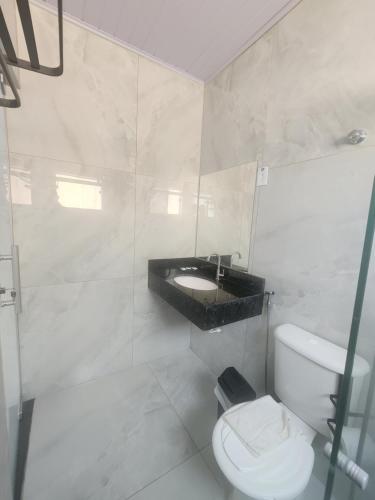 Bilik mandi di Hotel Porto dos Milagres