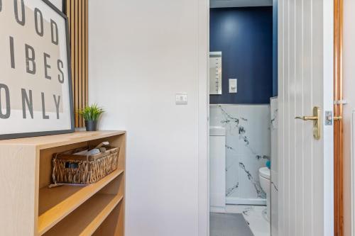 a bathroom with blue walls and a white toilet at 3Bed 2Bath nr Uni HertsHatfield in North Mimms
