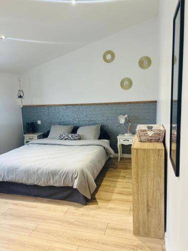 une chambre avec un grand lit et une table dans l'établissement Bienvenue chez Vic, à Neufchâteau