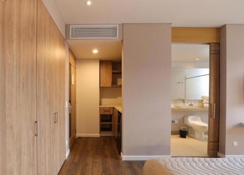a bedroom with a bed and a bathroom at Calucé hab 414 by Letoh in Chía