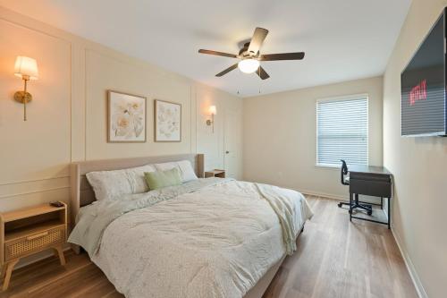 a bedroom with a bed and a ceiling fan at IAH 6 Miles Spacious 5 Bedroom Home with 3 King Beds in Humble