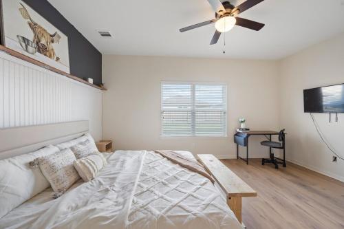 a bedroom with a bed and a ceiling fan at IAH 6 Miles Spacious 5 Bedroom Home with 3 King Beds in Humble