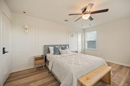 a bedroom with a bed with a ceiling fan at IAH 6 Miles Spacious 5 Bedroom Home with 3 King Beds in Humble