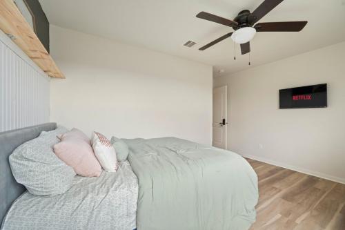 a living room with a couch and a ceiling fan at IAH 6 Miles Spacious 5 Bedroom Home with 3 King Beds in Humble