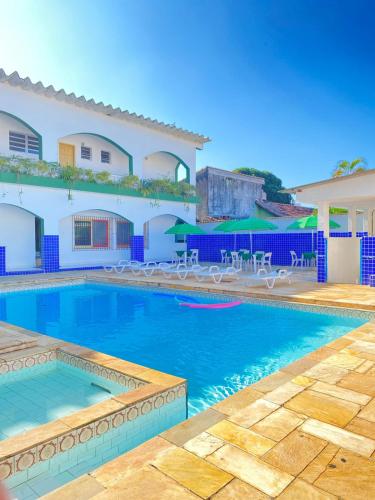 a swimming pool in front of a house at Colonia SINTIPACESP in Praia Grande