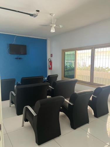a waiting room with chairs and a ceiling fan at Colonia SINTIPACESP in Praia Grande