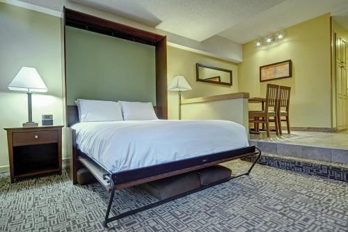 Ένα ή περισσότερα κρεβάτια σε δωμάτιο στο Mountain Side Hotel Whistler by Executive