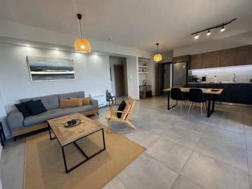 ハニア・タウンにあるZonapartments B sea view- city centerのソファとテーブルのあるリビングルーム