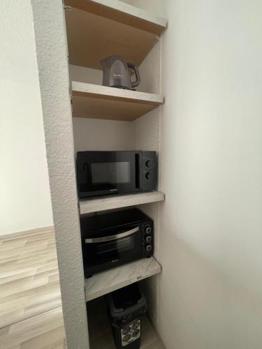 Il comprend une petite cuisine équipée d'un four micro-ondes et d'un grille-pain. dans l'établissement Le Cocoon Évasion Méditerranéenne à 2 min de la plage, à Saint-Laurent-du-Var