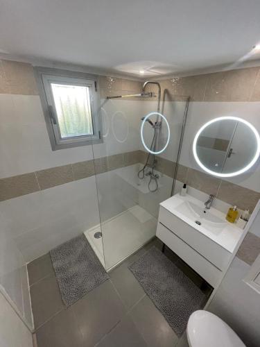 une salle de bain avec une douche, un lavabo et un miroir dans l'établissement Le Cocoon Évasion Méditerranéenne à 2 min de la plage, à Saint-Laurent-du-Var
