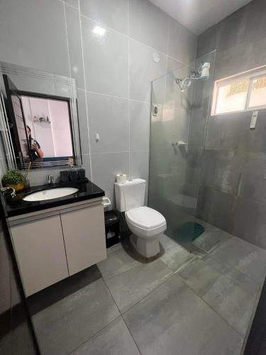 a bathroom with a toilet and a sink and a shower at Hermoso Departamento Céntrico con piscina in Trinidad