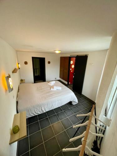 une chambre d'hôtel avec un lit et un escalier dans l'établissement La maison de Vouziers, à Vouziers