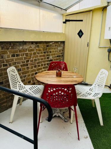 2 chaises, une table, une table et des chaises dans l'établissement La maison de Vouziers, à Vouziers