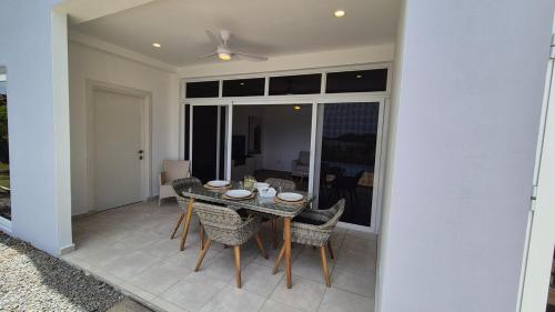 Galeriebild der Unterkunft Large ocean view garden apartment with private pool in Boca Chica