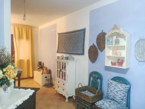ein Wohnzimmer mit blauen Wänden und einem Stuhl in der Unterkunft Rena Majore Home in Rena Majore