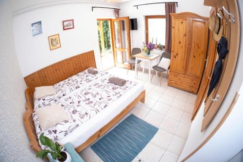 Postel nebo postele na pokoji v ubytování Vicze Apartmanház