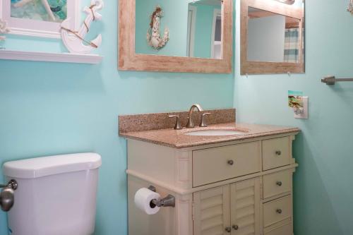 Koupelna v ubytování Pool and Beach Access Villa on Hilton Head Island