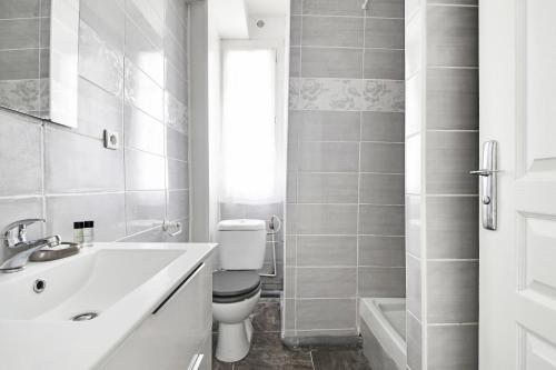 une salle de bain avec toilettes, lavabo et douche dans l'établissement Cozy & Spacious Apartment - 1BDR-4P - Gare de Lyon, à Paris