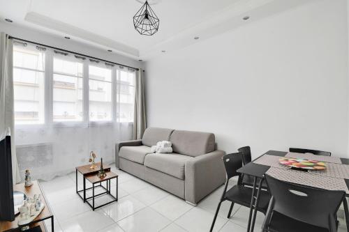 un salon avec un canapé et une table dans l'établissement Cozy & Spacious Apartment - 1BDR-4P - Gare de Lyon, à Paris