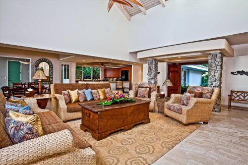 a large living room with couches and a table at Ka'anapali Beach's Best Kept Secret - Sea Shells Beach House &Ndash Sleeps 6 in Kaanapali