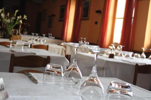 Albergo Ristorante Orazioにあるレストランまたは飲食店