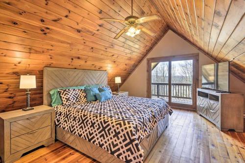 a bedroom with a bed and a wooden ceiling at Premium 4Br Cabin Closest To Elk Ski, Nyc, Philly Free Wifi - The Log Cabin in Pleasant Mount