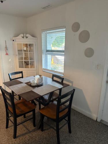 a dining room table and chairs in a room at La Mare Fort Lauderdale Airport in Fort Lauderdale