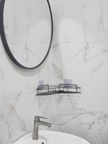 a bathroom with a sink and a mirror on the wall at Dirgahayu Homestay III Serindit in Kulim