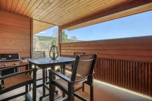 a screened in porch with a table and chairs at 10 Cobblestone Ln in Pagosa Springs