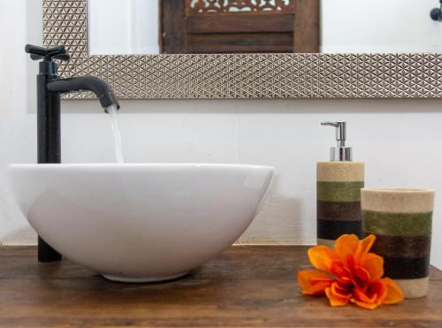 a white sink sitting on top of a wooden table at Casa Ensueño Hogar Boutique in Guaduas