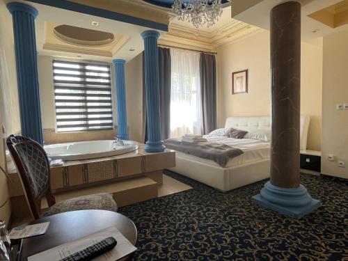Postel nebo postele na pokoji v ubytování Hotel Venecia Palace