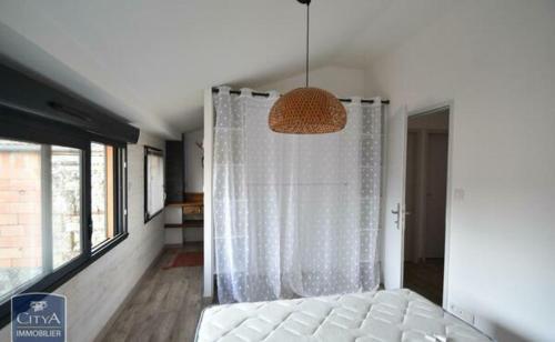 une chambre avec un lit blanc et une fenêtre dans l'établissement Lman, à Agen