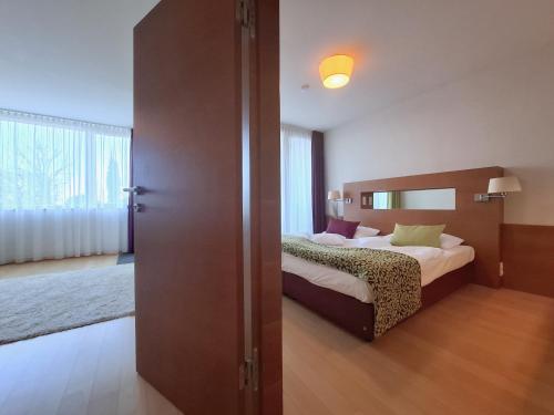 Ένα ή περισσότερα κρεβάτια σε δωμάτιο στο Ruhe & Wellness ! BAD WALTERSDORF Thermen-Apartment mit direktem Spa-Zugang