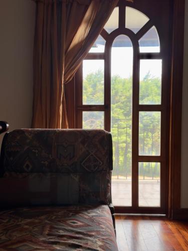 a couch in front of a large window at Victorian House in San Isidro