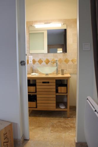 une salle de bain avec un lavabo et un miroir dans l'établissement La Garde Pile de Fichou, à Bajamont