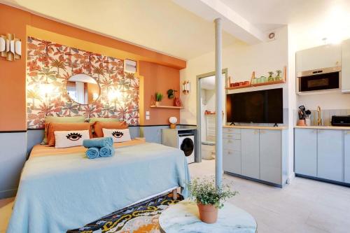 - une chambre dotée d'un lit avec un ours en peluche bleu dans l'établissement Cozy Studio in Saint-Germain-des-Prés - Fully equipped, à Paris