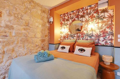 une chambre avec un lit avec deux animaux en peluche dessus dans l'établissement Cozy Studio in Saint-Germain-des-Prés - Fully equipped, à Paris