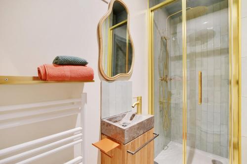 une salle de bain avec un lavabo et une douche dans l'établissement Cozy Studio in Saint-Germain-des-Prés - Fully equipped, à Paris